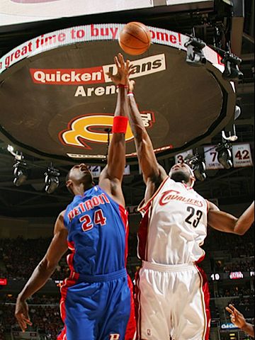 The Pistons Antonio McDyess goes up against Cav's LeBron James